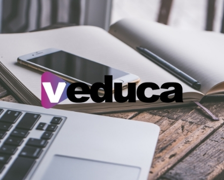 Encontre sua especialização online e 100% EAD com os Cursos Gratuitos Veduca. A plataforma não é totalmente gratuita, mas ela possui 16 cursos gratuitos e com certificação sem custo. Veja como se inscrever. A Veduca A Veduca é uma plataforma de desenvolvimento de habilidades e competências profissionais fundada em 2012. A plataforma oferece certificação e cursos gratuitos para todos os públicos. Além disso a plataforma possuí parcerias com empresas como Trillio, Warren, Google, Bovespa, USP, Volkswagen, Drogaria Raia, Pernambucanas, Panco, Leroy Merlin, Mercedes Benz, Heineken, Gerdau, Banco BV. Para saber mais sobre a Veduca acesse sua área inicial. Os Cursos Gratuitos Veduca São 16 Cursos Gratuitos Veduca disponíveis para você, onde você poderá escolher entre: Coronavírus. Desenvolvimento de produtos e serviços. Ecoinovação. Ecologia industrial. Eletromagnetismo. Engenharia econômica. Física básica. Fundamentos da administração. Gestão ambiental. Gestão da inovação. Gestão de projetos. LGBT+ Conceitos e história. Medicina do Sono. Metodologia científica. Planejamento estratégico. Probabilidade e estatística. Além disso a plataforma oferece cursos pagos, onde você poderá investir se gostar dos estudos feitos na plataforma. Você poderá fazer os cursos pagos por apenas R$39 acessando o site do Veduca. Nível de dificuldade Todos os cursos gratuitos Veduca são considerados livres e de introdução ao conhecimento, onde você terá uma base sobre um determinado assunto. Assim, obtendo mais informações para prosseguir com seu estudo e se especializando. Requisitos Acesso a internet. Celular ou computador. Conta Veduca. Certificação Todos os cursos oferecem certificação de conclusão, para isso será necessário fazer todo o curso e realizar a avaliação final. Depois, você deverá validar o seu certificado na área de Validação. Prazo Nenhum dos cursos possuem prazo para conclusão, e você poderá fazer tudo no seu tempo e onde quiser. Além disso os cursos poderão ter carga horária de 3 horas a 60 horas de comprovação. Como fazer os Cursos Gratuitos Veduca? Acesse o site oficial do Cursos Gratuitos Veduca. Clique em "Quero me cadastrar". E-Cursos Gratuitos Brasil Cursos Gratuitos Veduca corpo Faça a sua conta e confirme no seu e-mail. Na sua área do aluno clique em "Catálogo". E-Cursos Gratuitos Brasil Cursos Gratuitos Veduca copo1 Escolha o curso desejado e aperte em "Play". Agora faça todos os Cursos Online Veduca que desejar, onde você poderá estudar quando quiser. Não perca a chance e encontre diversas plataforma de cursos em nosso site. Não perca a chance de ficar por dentro de todos os cursos em nosso site através das redes sociais Instagram e Facebook.